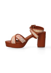 Sandal alla piattaforma con una base sintetica marrone, caratterizzata da una fascia beige decorata con mappe stampate, chiusura sul retro e un tacco chunky di forma quadrata.