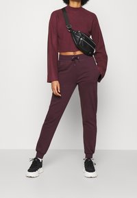 NA-KD Sweter