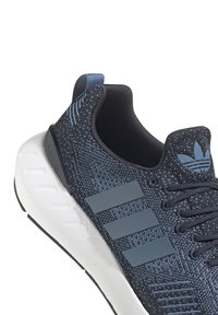 adidas Originals LIFESTYLE SWIFT RUN 22 - Baskets basses - blauweiss