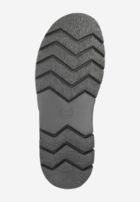 Semelle de chaussure en caoutchouc noir avec un motif de bande de roulement en zigzag. Fini texturé avec des bords arrondis et un logo au centre. Conçue pour offrir adhérence et durabilité.