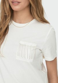 ONLY DETAILREICHES - T-shirts print - cloud dancer