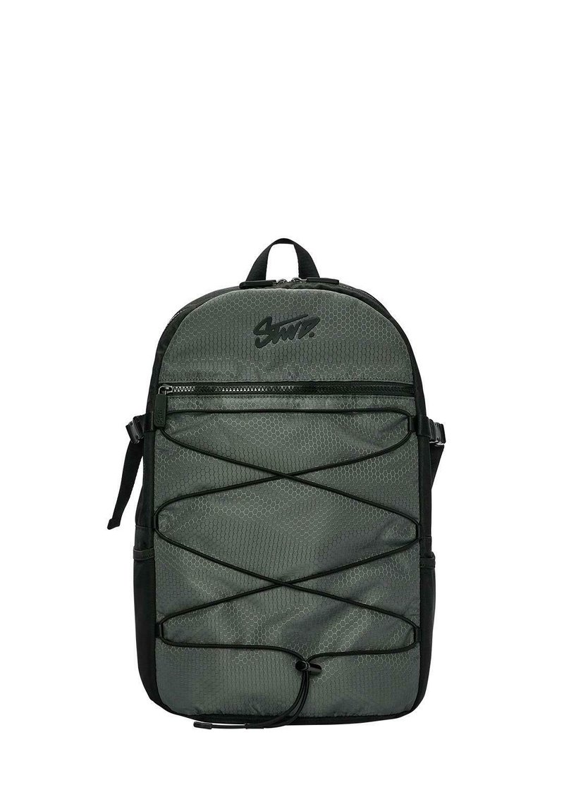 Sac à dos gris avec un motif en hexagone, équipé de bretelles noires ajustables, d'une poche zippée à l'avant et de cordes élastiques noires croisées sur le panneau avant.