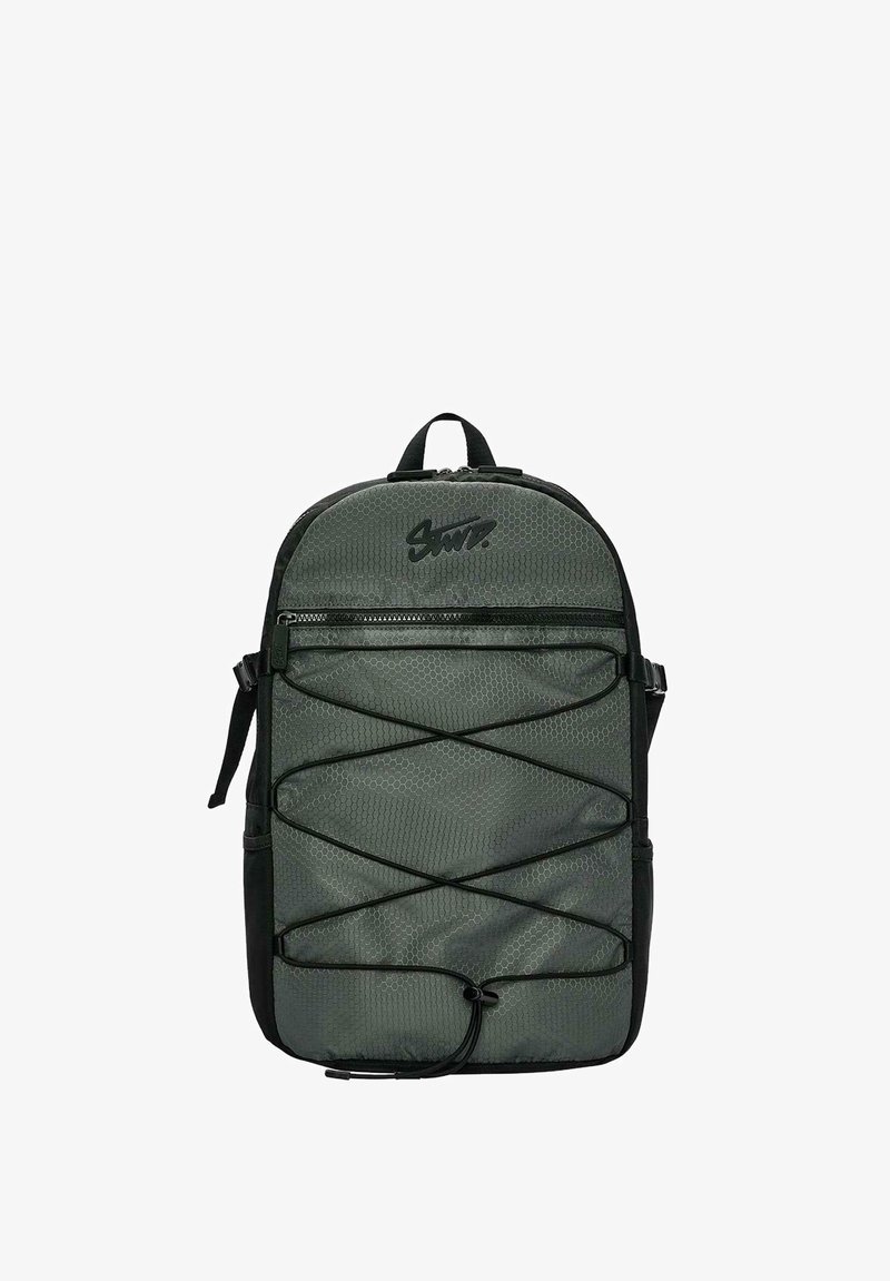 Szürke, hatszögletű mintázatú hátizsák, állítható fekete pántokkal, elülső cipzáras zsebbel és keresztbe fűzött fekete elasztikus zsinórokkal az elülső panelen.