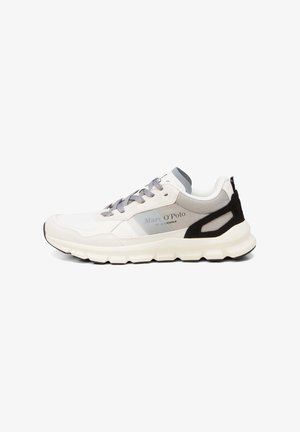 Weißer Sneaker mit grauen und schwarzen Akzenten, ausgestattet mit einem strukturierten Obermaterial, Schnürdesign und dicker Sohle. "Marc O'Polo"-Logo angebracht.