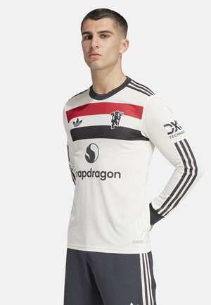 Langärmliges Fußballtrikot in Weiß mit roten und schwarzen horizontalen Streifen, mit dem Adidas-Logo und Snapdragon-Branding. Strukturiertes Gewebe.