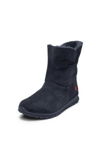 Marineblaue Wildleder-Stiefelette mit kuscheligem Innenfutter, abgerundetem Zehenbereich und seitlichem Knopfdetail. Mit einem roten Herz-Akzent nahe der Basis. Leicht erhöhter Absatz.