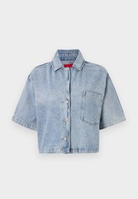 Giacca in denim cropped di colore azzurro chiaro, con maniche corte, colletto a punta, chiusura frontale con bottoni e una tasca sul petto.