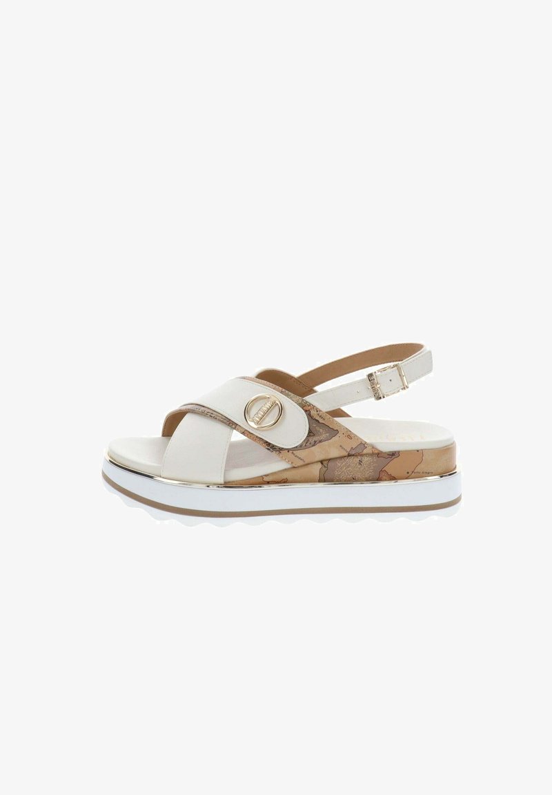 Sandalia de plataforma blanca y beige con estampado de mapa, tiras cruzadas, detalle de hebilla dorada y correa ajustable en el tobillo.