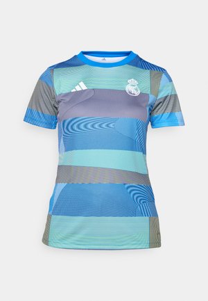 Camisola desportiva com padrão azul e verde, com mangas curtas, decote redondo e o logótipo do clube bordado no peito.