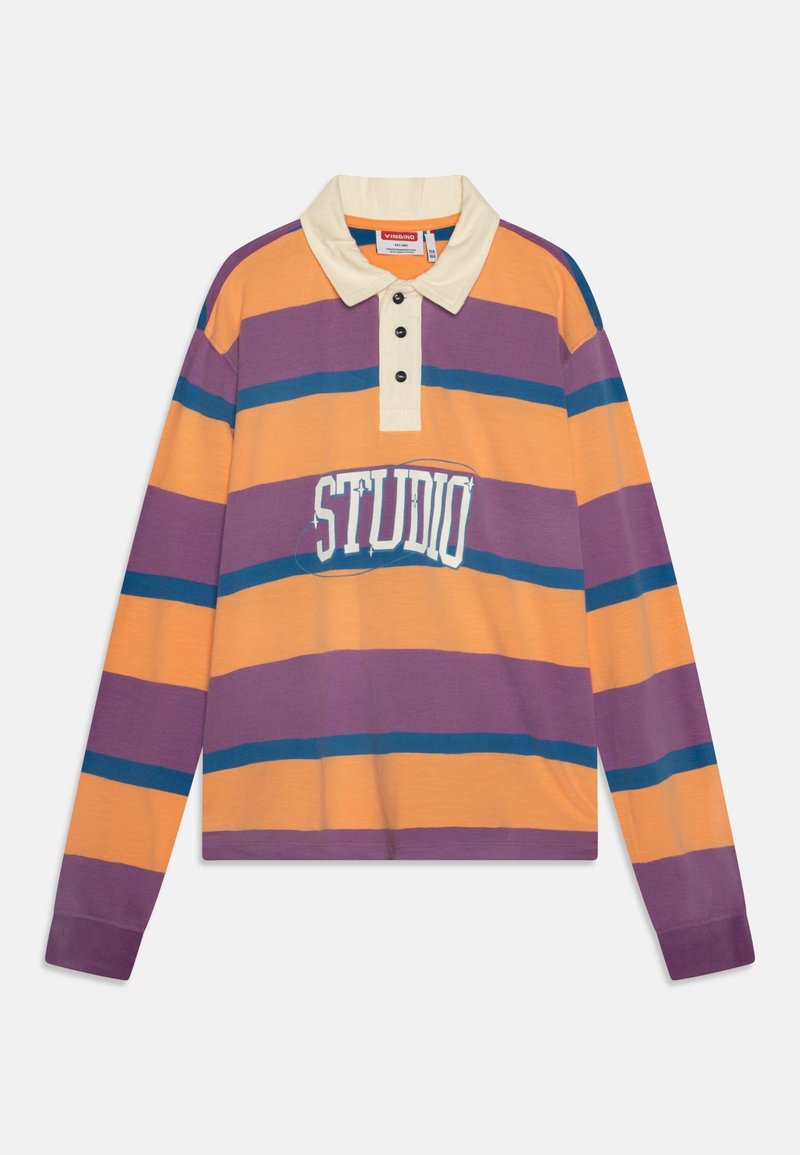Maillot de rugby à manches longues avec rayures horizontales violettes, jaunes et bleues, col écru, patte de boutonnage et texte « STUDIO » sur la poitrine.