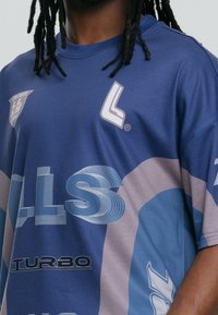 LOW LIGHTS STUDIOS® Triko s potiskem - dark blue