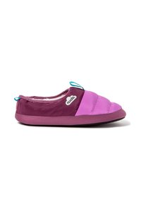Zapatilla morada con un diseño acolchado, que presenta una parte superior acolchada en tonos claros y oscuros, un forro suave y una lengüeta de tirón en turquesa que contrasta.