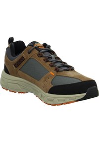 Scarpe da atletica marroni e grigie con parte superiore in rete e camoscio, suola in gomma, rifiniture arancioni e collo imbottito. Presentano chiusura con lacci.
