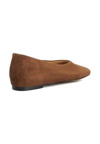 Bruine suède ballet flats met een ronde neus en een lage zwarte rubberen hak. Smooth textuur en eenvoudig, minimaal ontwerp.
