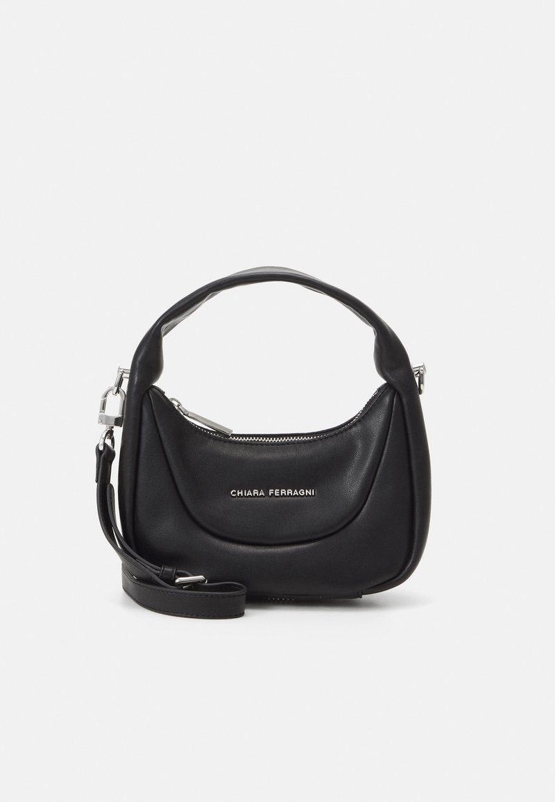 Melnas ādas rokassomiņa ar izliekta forma, augšējo rokturi un noņemamu plecu siksnu. Aprīkota ar rāvējslēdzēja aizdari un sudraba logotipu.