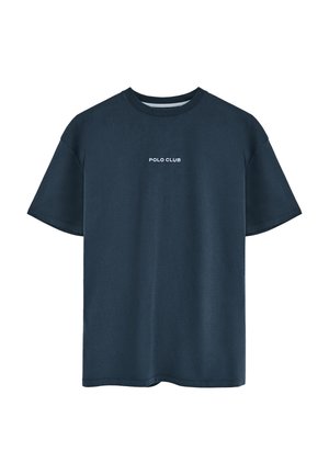 Donker marineblauwe katoenen T-shirt met een relaxte pasvorm, ronde hals en korte mouwen. Bevat "POLO CLUB" in het wit gedrukt op de borst.