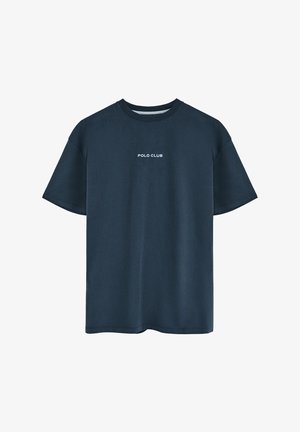 Donker marineblauwe katoenen T-shirt met een relaxte pasvorm, ronde hals en korte mouwen. Bevat "POLO CLUB" in het wit gedrukt op de borst.