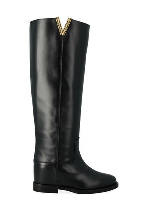 Stivale alto in pelle nera con tacco basso, finitura liscia e dettaglio decorativo dorato a forma di V sul bordo superiore.