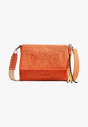 Bolso cruzado naranja con patrón circular en relieve, material textil, correa ajustable con detalles decorativos y logo de la marca en la parte frontal.