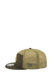 Grüne Netzmütze mit einem soliden dunklen grünen Schirm, versehen mit einem Logo an der Seite und einem strukturierten Muster auf den Netzpaneelen.