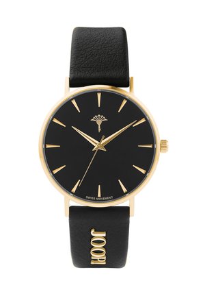 Schwarze Armbanduhr mit einem runden Gehäuse in goldfarbener Ausführung, goldenen Stundenmarkierungen und einem Lederarmband mit eingeprägtem Markennamen.