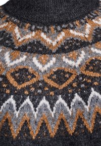 Tamnosivi vuneseni pulover s visokim ovratnikom, s uzorkom pletenja u narančastim, bijelim i svjetlijim sivim tonovima.