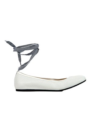 Chaussure de ballet plate blanche perforée avec semelle noire et rubans à nouer rayés noir et blanc à la cheville.
