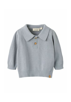 Hellblauer, langärmeliger gestrickter Babysweater mit Kragen und zwei Holzknöpfen an der Vorderleiste.