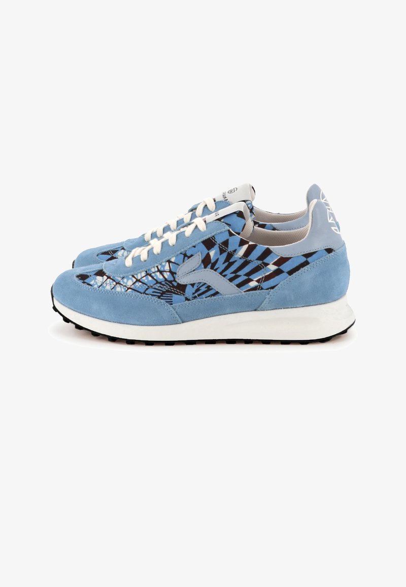 Baskets à motif bleu et noir avec lacets blancs, bout et talon en daim, semelle blanche coussinée, et design géométrique sur les côtés et l'arrière.