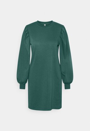 Robe vert forêt à manches longues avec manches bouffantes et poignets ajustés, col rond et coupe droite tombant au-dessus du genou.