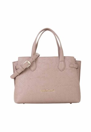 Bolso Valentino rosa rubor con patrón de logotipo en relieve, dos asas superiores, correa de hombro ajustable y placa con nombre de la marca en tono dorado en el frente.