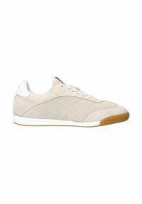 Helle beige Wildleder-Sneaker mit einer weißen Ferse, strukturiertem Obermaterial und Gummisohle. Verfügt über eine genähte Detailarbeit und flache Schnürsenkel.