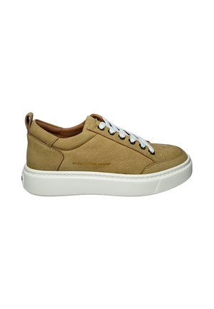 Niedriger Sneaker aus kastanienbraunem Leder mit weißen Schnürsenkeln und dicker weißer Gummisohle, seitlicher Schlaufe an der Ferse und geprägt eingraviertem Markennamen an der Seite.
