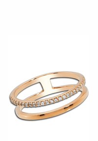 Deux bagues entrelacées en or rose ; l'une présente une rangée de petites pierres précieuses claires le long du bord supérieur, tandis que l'autre arbore un design ouvert.