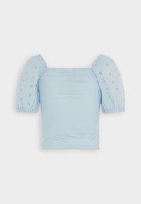 Ανοιχτό μπλε μπλούζα με εφαρμοστό ριπ σώμα και φουσκωτά μανίκια. Τα μανίκια διαθέτουν λουλουδάτη κεντημένη διακόσμηση και συγκεντρωμένα μανίκια, προσθέτοντας υφή και λεπτομέρεια.