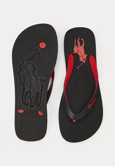 Juodos ir raudonos spalvos šlepetės su įspaustu polo žaidėjo logotipu ant pado ir raudonu "Polo" ženklinimu ant dirželio ir pado.