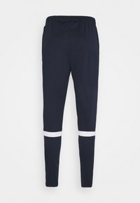 Marineblauwe sportbroek met een relaxte pasvorm, elastische tailleband en twee witte strepen aan de onderbenen. Gemaakt van een soepele, lichtgewicht stof.