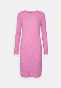 Långärmad ribbad klänning i ljusrosa stickad tyg, med rund hals och figurnära silhuett som når nedanför knäet. Slät textur.