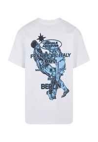 Hvid bomulds T-shirt med et blåt grafikdesign, der viser en fodboldkamp, tekst læser "FRANKRIG VS. ITALIEN MMVI BERLIN 2006."