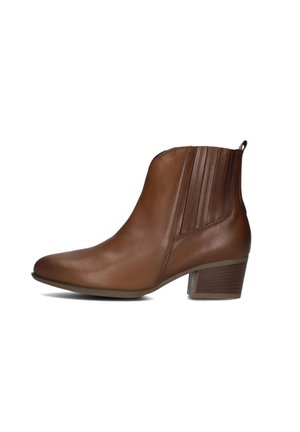 Bottes chelsea en cuir marron avec un profil mince, des détails de couture verticale sur le côté et un petit talon empilé. Texture lisse et bout rond.
