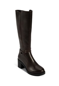 Laarzen tot de knie van bruin leer met een ronde neus, blokhak, accentriem met gespsluiting en contrasterende stiksels.