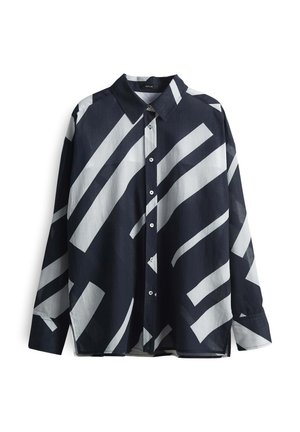 Chemise à boutons en tissu léger, avec un fond bleu marine orné de grandes rayures diagonales blanches et un col classique.