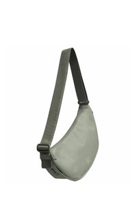 Hellgraue Umhängetasche mit verstellbarem breitem Stoffriemen und Reißverschluss.