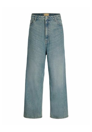 Svijetlo plave traperice širokih nogavica visokog struka s prednjim zatvaračem na gumbe, prorezima za remen i klasičnim dizajnom s pet džepova.