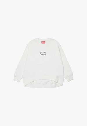 Hvid langærmet sweatshirt med rund halsudskæring, ribstrikkede manchetter, et lille ovalt logo i midten og en rød Diesel-mærkat ved halsen.
