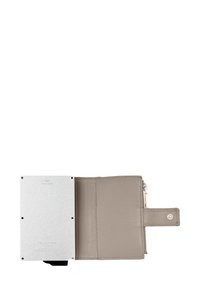 Šedá kožená peněženka se stříbrným držákem karet s ochranou RFID. Obsahuje zipovou přihrádku a zapínání na patentku. Hladká textura, kompaktní design.