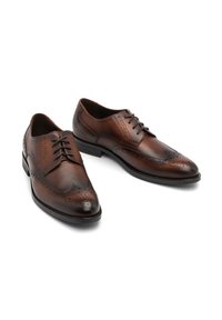 Braune Leder-Dressschuhe mit spitzem Zehenbereich, dekorativen Brogue-Details, schnürbarem Design und einer eleganten schwarzen Sohle.