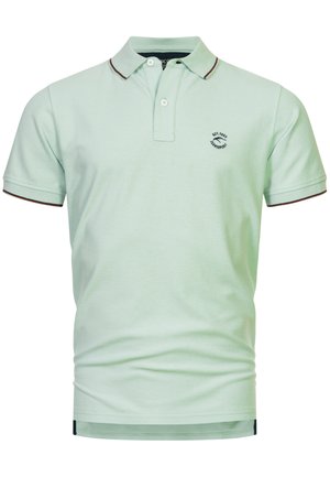 Polo shirt verde chiaro a maniche corte con colletto, caratterizzato da un piccolo logo sul lato sinistro del petto e finiture scure in contrasto su colletto e maniche.