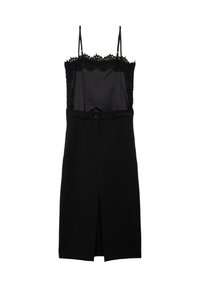 Vestido negro con tirantes de encaje, parte superior de satén y falda entallada con una abertura frontal y un cinturón en la cintura.