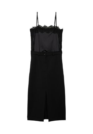 Zwarte jurk met spaghettibandjes afgezet met kant, satijnen top en een op maat gemaakte rok met een split aan de voorkant en een riem in de taille.